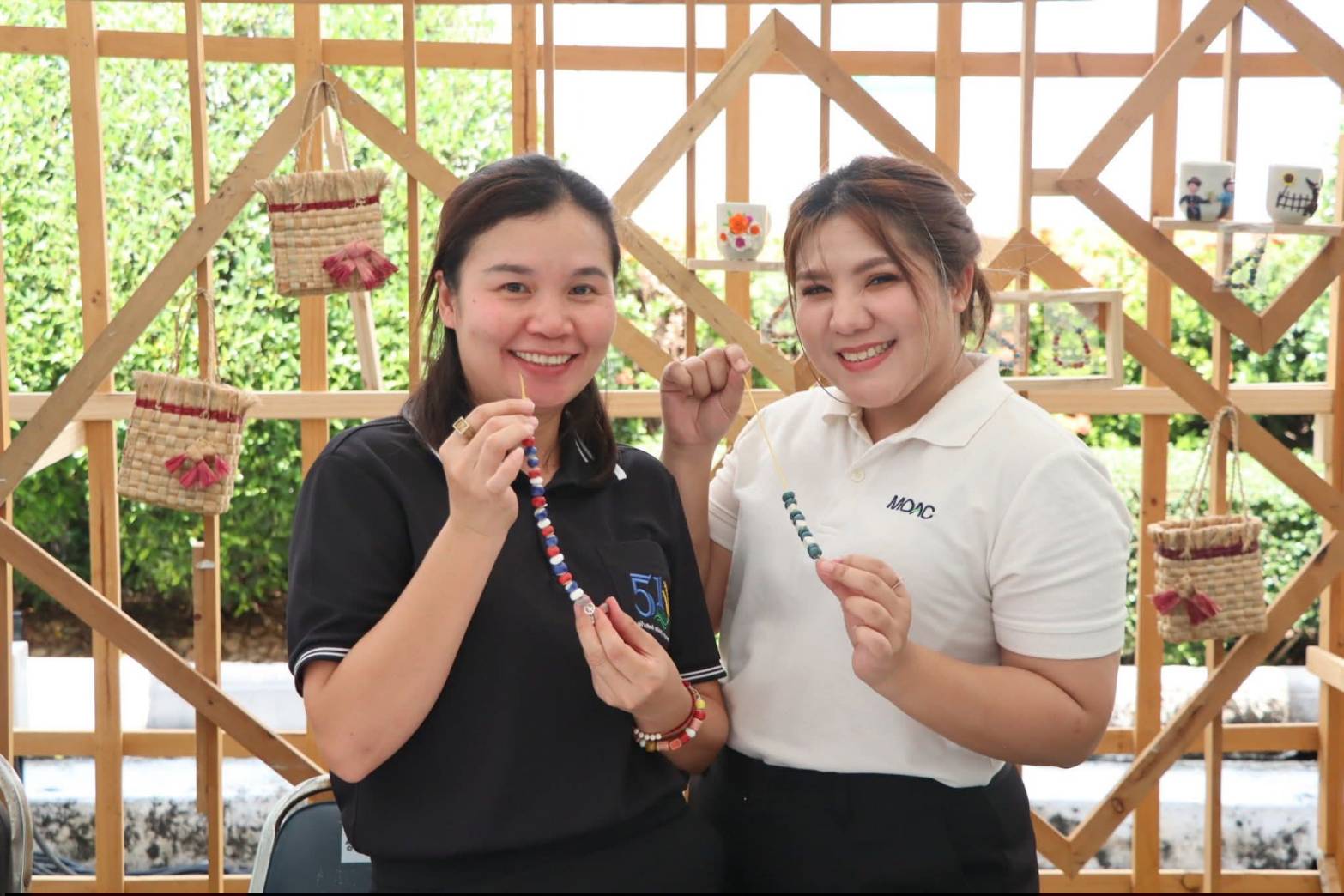 title - รัฐมนตรีว่าการกระทรวงเกษตรและสหกรณ์ พร้อมด้วยคณะผู้บริหาร ส.ป.ก. เข้าเยี่ยมชมโซนกิจกรรมฝึกอาชีพ Workshop งานศิลปหัตถกรรม (ศพส.) กิจกรรมจัดขึ้นภายใต้งาน วันคล้ายวันสถาปนาครบรอบ 51 ปี ส.ป.ก. ณ สำนักงานการปฏิรูปที่ดินเพื่อเกษตรกรรม